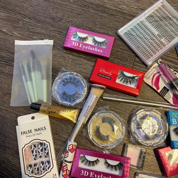 Mixed Lot of New Cosmetics and Eyelashes – 3D/5D Lash Bundle, Lip Gloss, Brushes - Picture 2 of 9